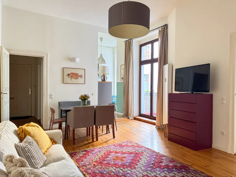Ruhige, voll möblierte 2-Zimmer- Altbauwohnung mit Balkon in Moabit — photo 1